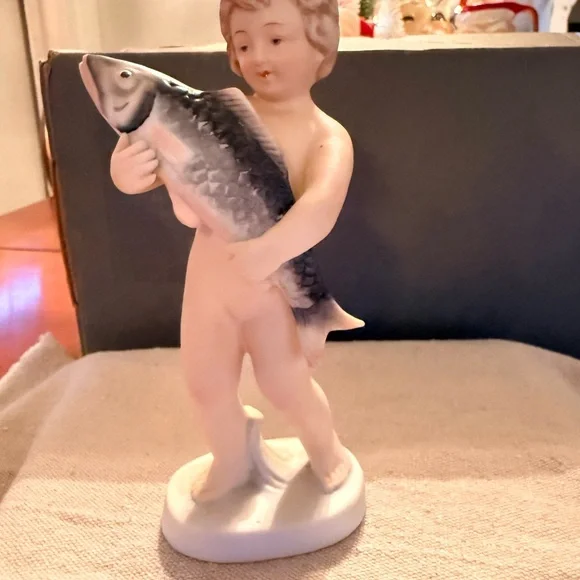 Vintage Norcrest Porcelain Figurines with Cream and Tan Accents set of 3. - Picture 7 of 12